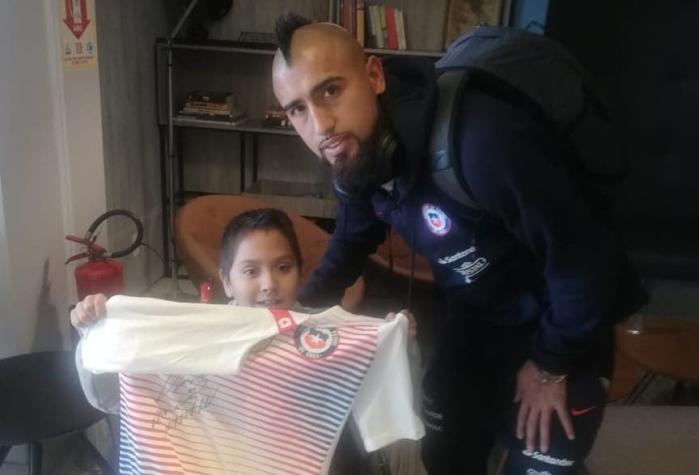 [VIDEO] Alexis y Vidal cumplen sueño a un niño y le regalan sus camisetas autografíadas