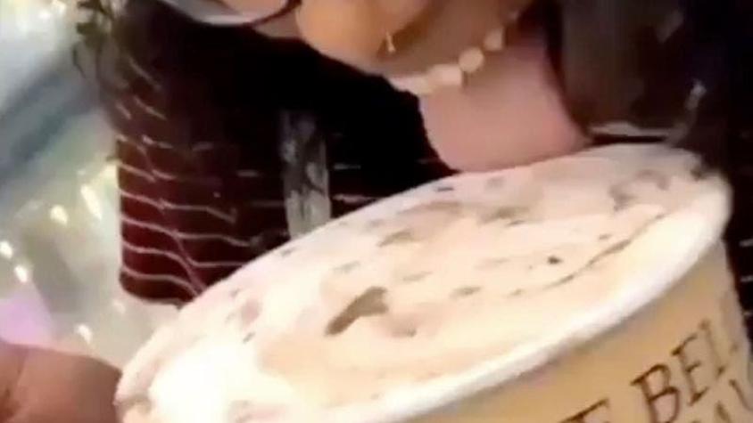 Mujer que lamió un helado en el supermercado y lo dejó en el congelador arriesga 20 años de cárcel