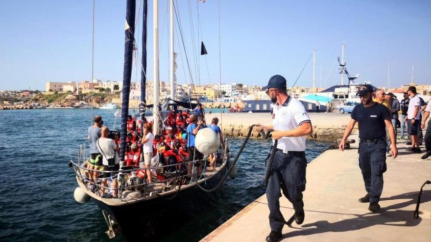 Un barco que rescató a 41 inmigrantes atraca en Italia pese una prohibición de las autoridades