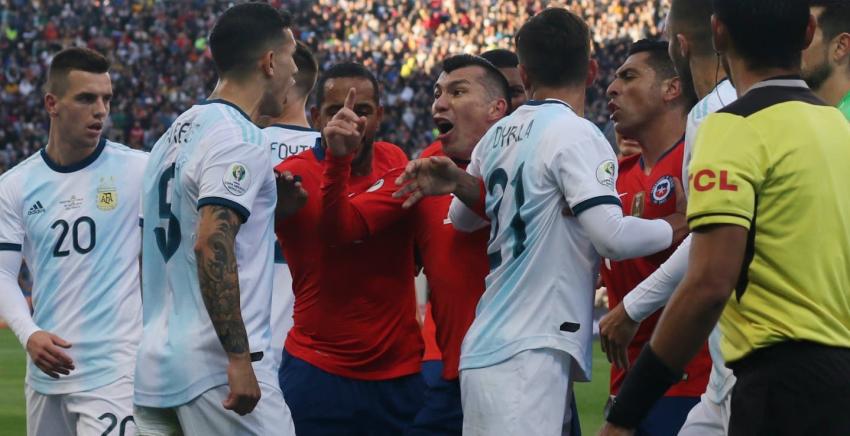Chile pierde el tercer lugar ante Argentina en un duelo que terminó con Medel y Messi expulsados