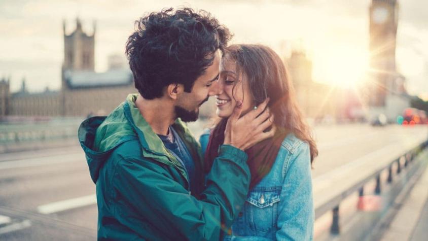 El puente del amor: por qué el cerebro confunde estar excitado con estar enamorado