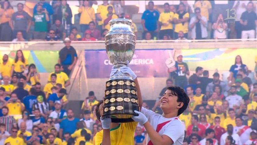 [FOTO] Conmebol reconoce a Chile como bicampeón de América con dos placas en el trofeo