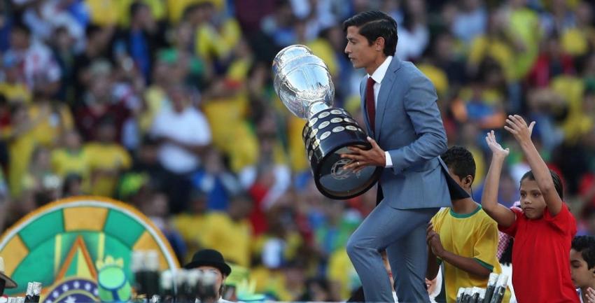 [VIDEO] El momento en que Matías Fernández entregó la Copa América antes de la final