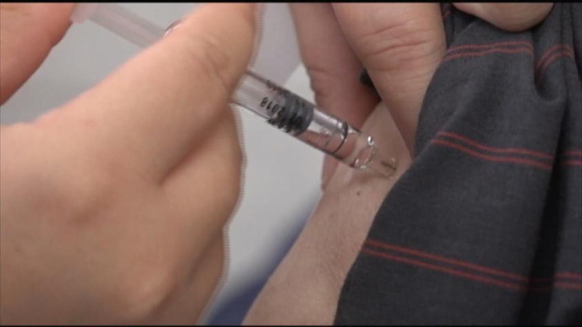 [VIDEO] Apoderados de colegios acusan a enfermera de vacunar a niños y adultos con la misma jeringa