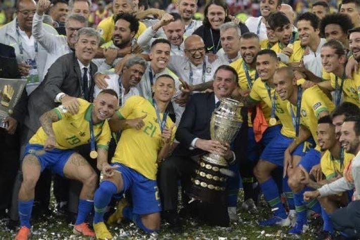 [VIDEO] Defensa brasileño evitó saludar a Jair Bolsonaro en la premiación de la Copa América
