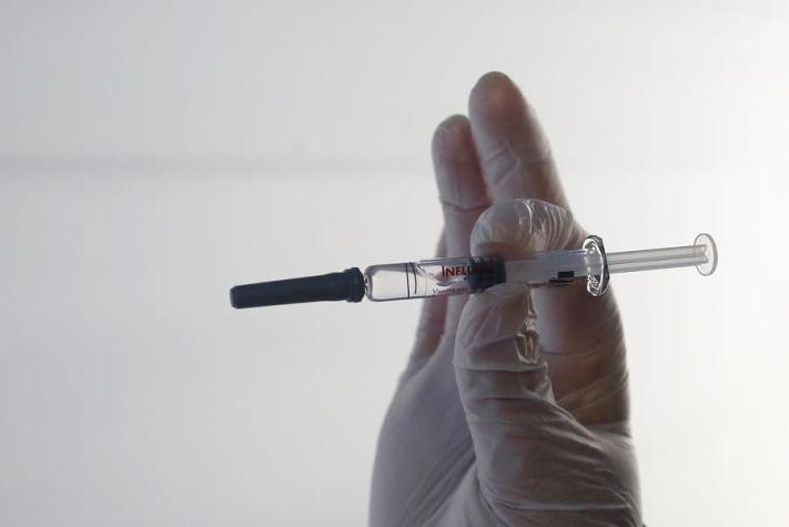 Puente Alto: Denuncian que enfermera vacunó a 300 niños con la misma jeringa