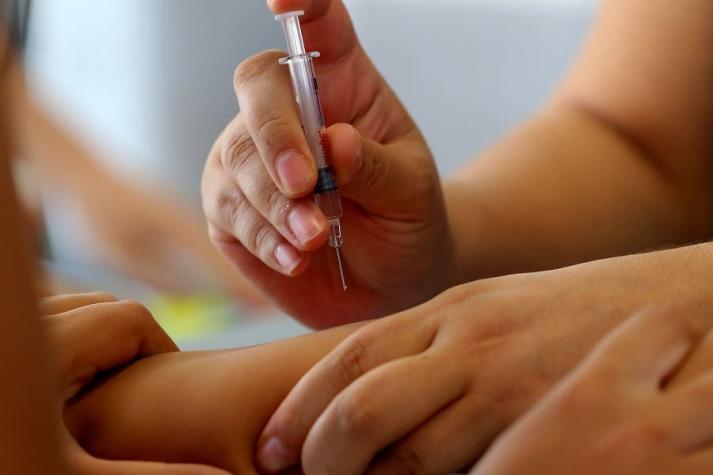 Seremi investiga a enfermera: La acusan de vacunar a 300 niños con la misma jeringa