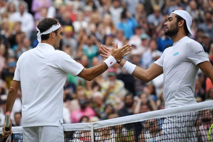 El particular elogio de un rival a Federer tras el partido: "¿Cuánto debo por las clases de tenis?"