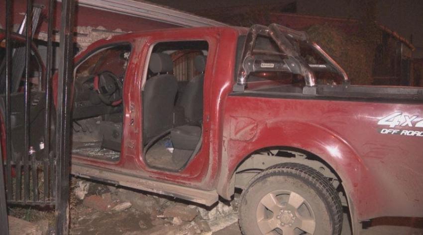 Hombre fue baleado cuando conducía en Conchalí: Camioneta chocó contra una casa