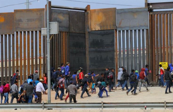 Arrestos de migrantes en la frontera entre México y Estados Unidos caen un 28% en junio