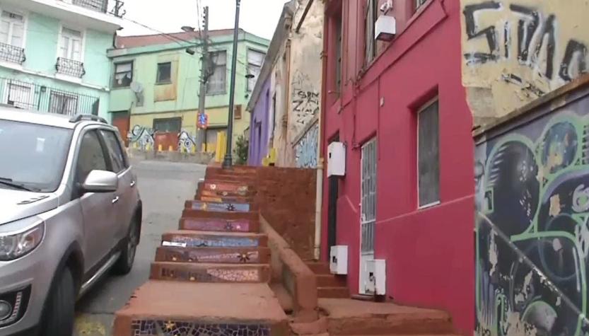 Vecino de Valparaíso fue multado por encerar su vereda para evitar el olor a orina