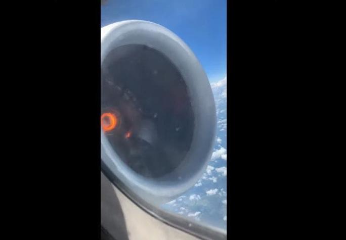 [VIDEO] ¡Terrorífico! Pasajero graba momento en que el motor de un avión falla en pleno vuelo