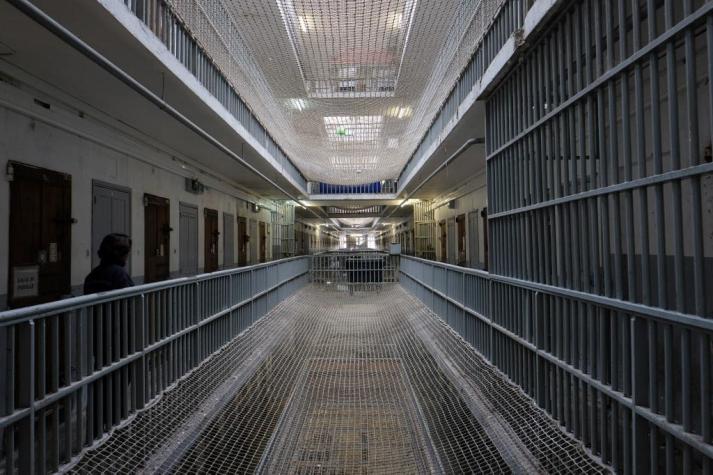 Siete presos cavan un túnel para fugarse de la cárcel pero se dirigen al sector de perros policiales