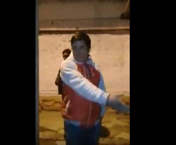 [VIDEO] Vecinos encaran a hombre que dejó encerrado en su auto a dos niños para poder ir a bailar