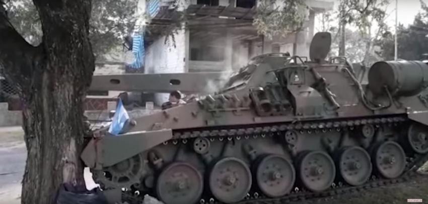 [VIDEO] Tanque de guerra choca con un árbol en pleno desfile por la independencia de Argentina