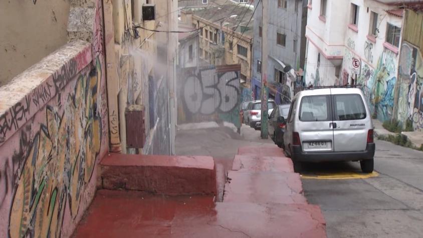 [VIDEO] Carabineros cursa insólito parte a vecino de Valparaiso por encerar la vereda