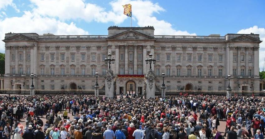Detienen a un hombre por subir las vallas de Buckingham Palace
