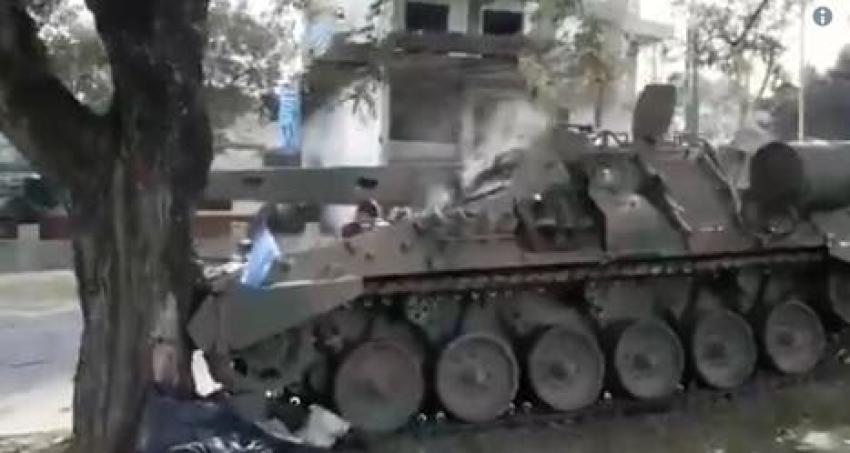 [VIDEO] Argentina: Tanque de guerra pierde sus frenos y protagoniza choque durante desfile