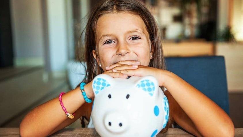 Cuánto dinero deben darles los padres a sus hijos (y cómo enseñarles a administrarlo)