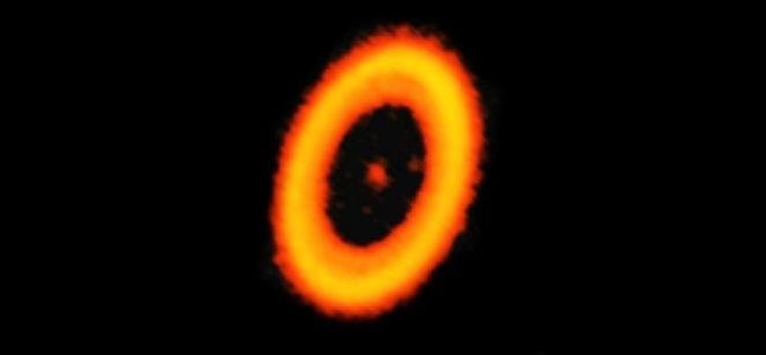 Astrónomos de ALMA detectan lunas en formación fuera del sistema solar