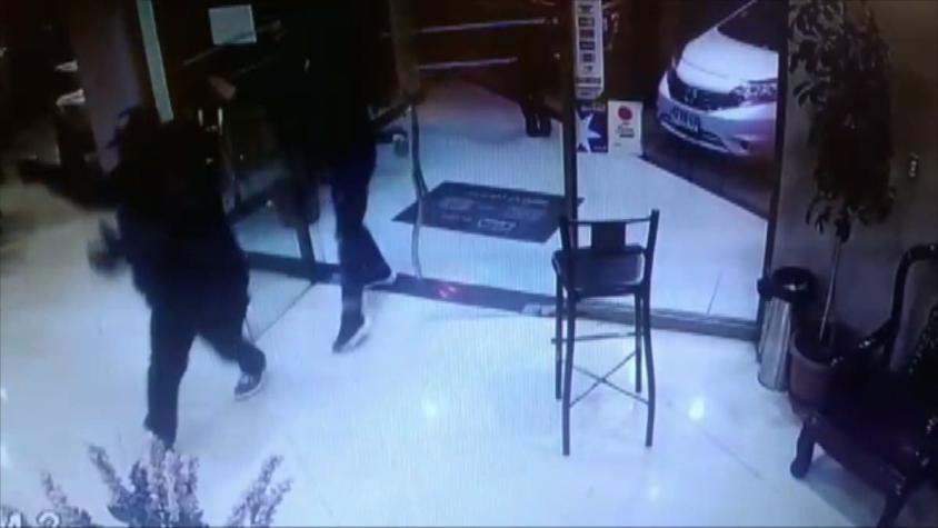 [VIDEO] Más de 20 personas cenaban en un local de comida china cuando fue asaltado
