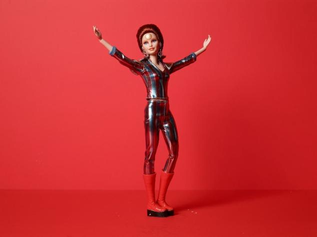 Presentan inédita Barbie inspirada en David Bowie en honor al 50 aniversario de "Space Oddity"