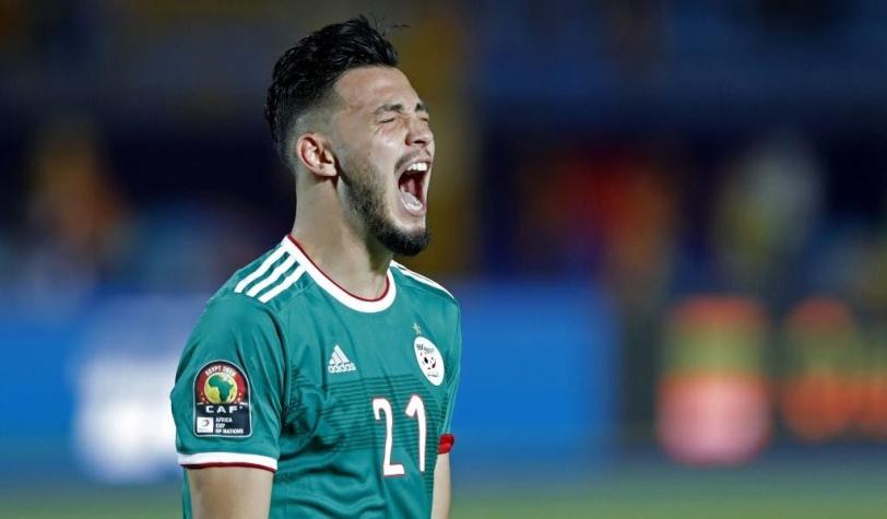 [VIDEO] A lo "velociraptor": Captan a jugador argelino agrediéndose a sí mismo en la Copa de África