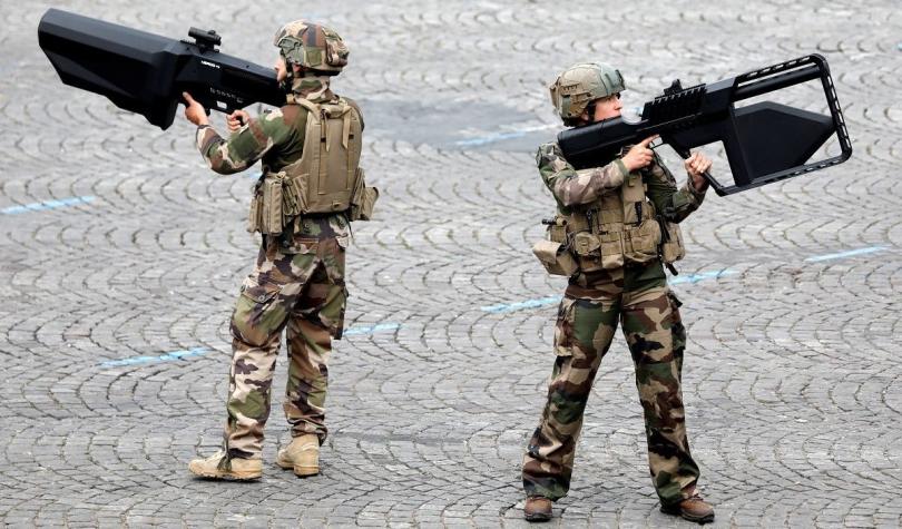 [FOTOS] Milicia francesa sorprende con "armas futuristas" en desfile de París