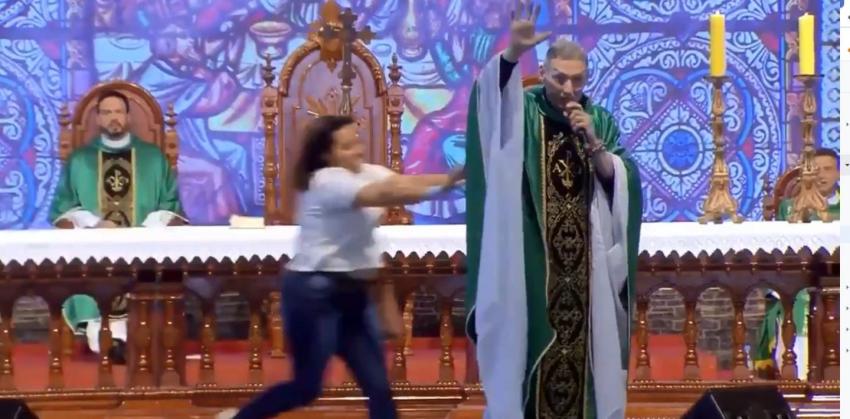 Sacerdote sufre brutal caída al ser empujado mientras realizaba una ceremonia en Brasil