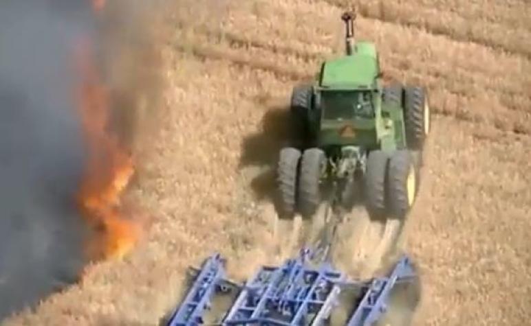 [VIDEO] Granjero arriesga su vida y hace un cortafuego con su tractor para combatir incendio