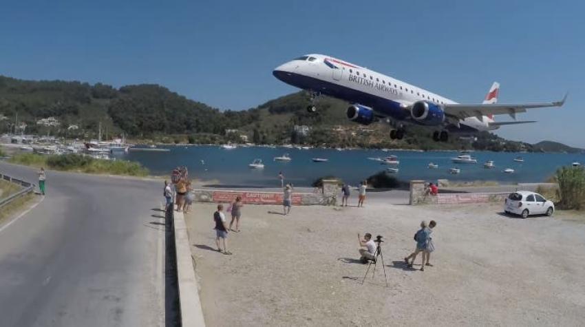 [VIDEO] Aviones pasan a solo metros sobre las cabezas de turistas en Grecia