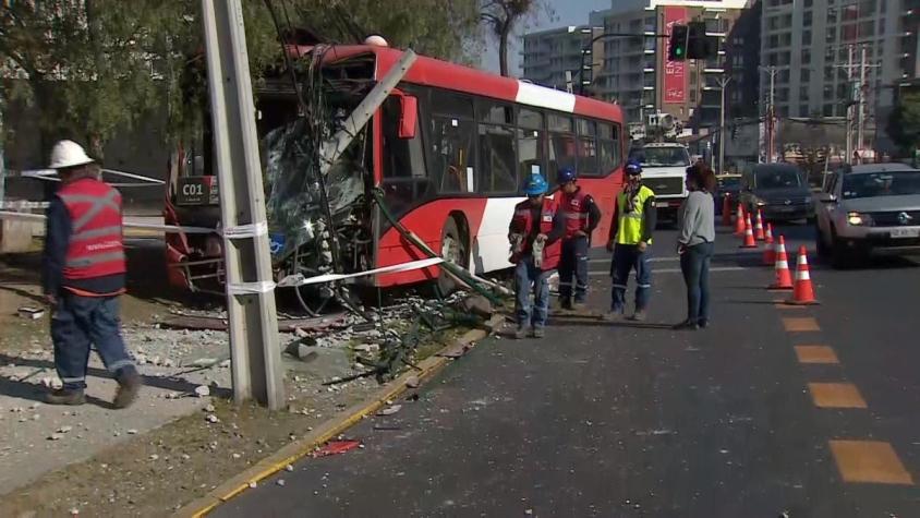 [VIDEO] Bus atropelló a mujer en Las Condes tras perder el control al ser chocado por un vehículo
