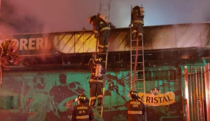 Incendio afecta al menos tres locales comerciales en la comuna de Puente Alto