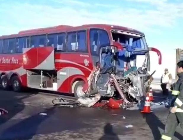 Un muerto y múltiples lesionados tras colisión entre bus y camión en Arica