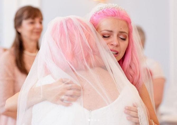 Youtuber brasileña se casa con su novia 37 años mayor: la confundían con su abuela