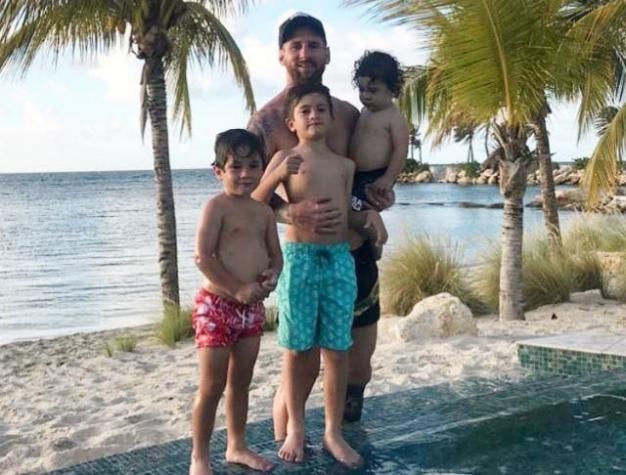 [VIDEO] Lionel Messi juega un "picadito" junto a su hijo en la playa y revoluciona a todo el hotel