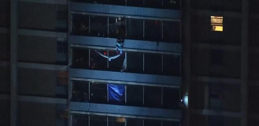 [VIDEO] Hombre escapa "a lo Spider-Man" desde edificio en llamas en Estados Unidos