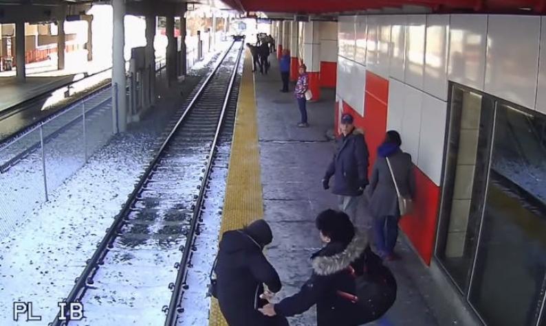 [VIDEO] Mujer empuja a una anciana a las vías del tren en Canadá