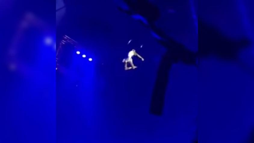[VIDEO] El impactante momento en que una acróbata que colgaba de la nuca cayó al vacío en pleno show