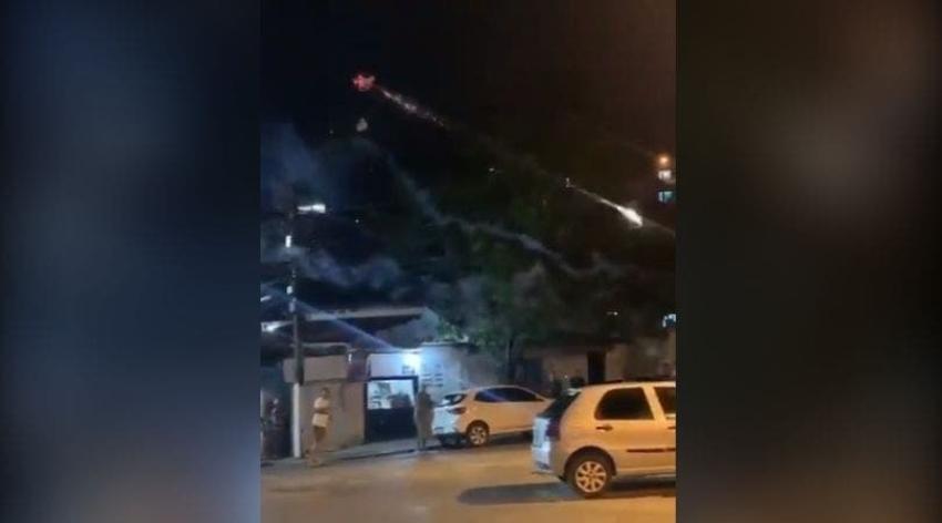 [VIDEO] Hombre usó dron para dispararle fuegos artificiales a vecinos por una fiesta muy ruidosa