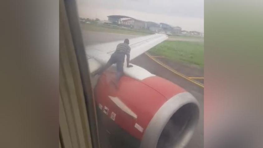 [VIDEO] Hombre salta sobre el ala de un avión minutos antes de despegar generó pánico en Nigeria