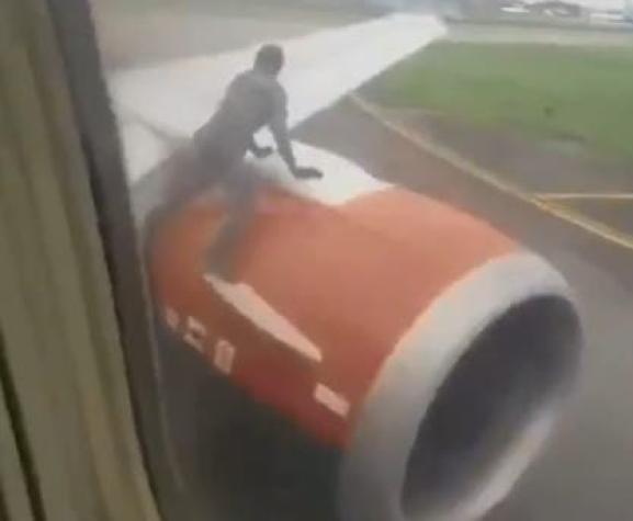 [VIDEO] Sujeto se sube al ala de un avión momentos previos de su despegue