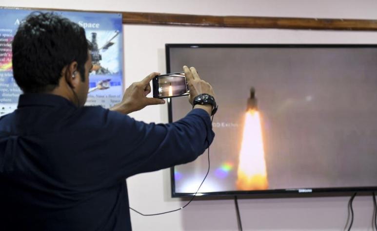 India lanza una sonda para llegar al polo sur de la Luna