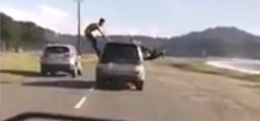 [VIDEO] Concepción: Graban a arriesgados jóvenes haciendo piruetas sobre auto en movimiento