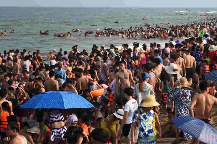 [FOTOS] Turistas colapsan paradisíaca playa de Vietnam en busca de la selfie perfecta