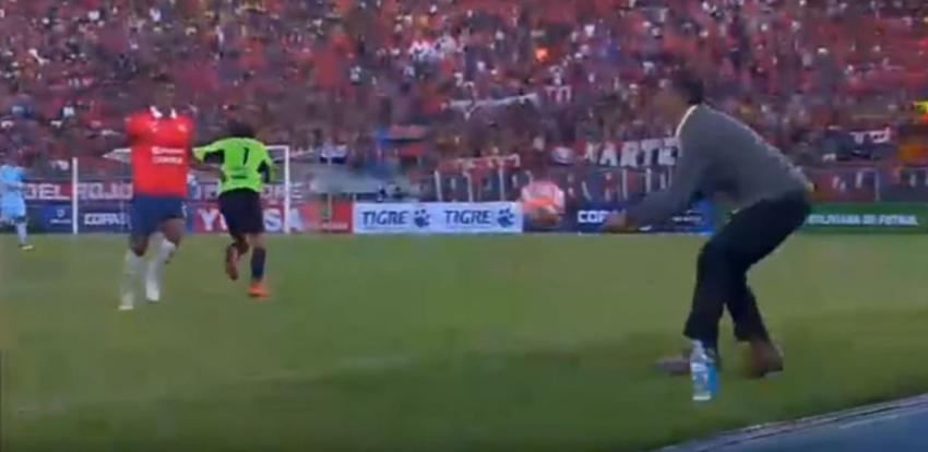 "Intervención" del técnico en un gol de su equipo termina con polémica y dos expulsados en Bolivia