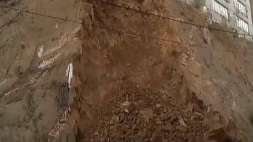 Deslizamiento de tierra afecta a vecinos del Condominio Hanga Roa en Valparaíso
