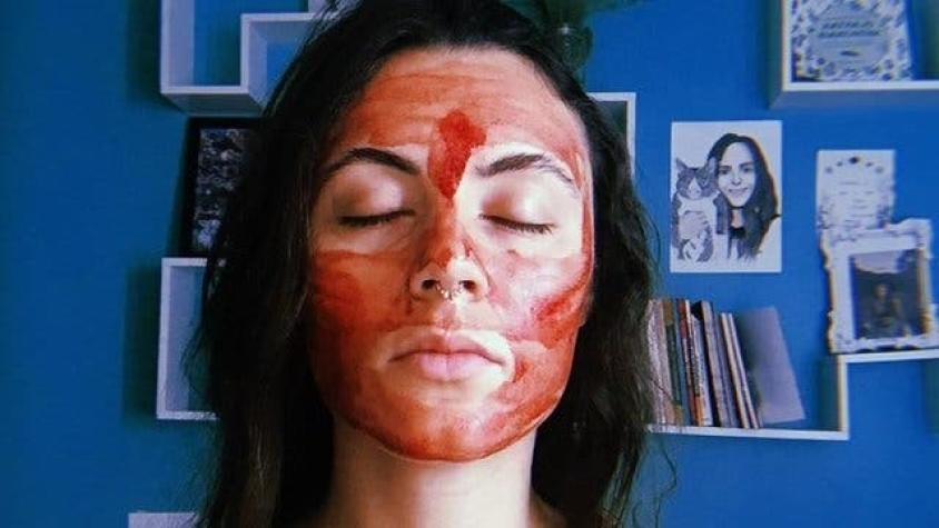 ¿Por qué algunas mujeres pintan sus rostros con sangre menstrual?