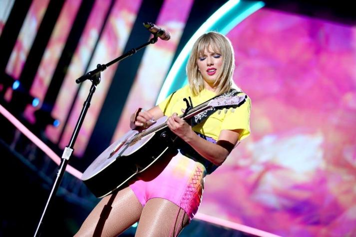Arrestan a hombre que poseía herramientas de robo fuera de la casa de Taylor Swift