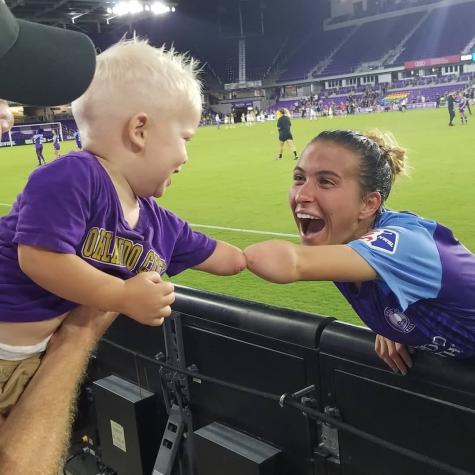 La mejor foto de fútbol que verás este año: Niño sin brazo conoce a su ídola con la misma condición